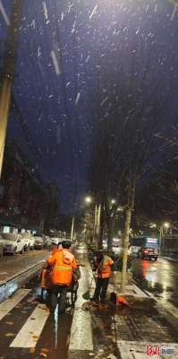 河北石家庄迎来今年初雪 环卫工人清扫忙