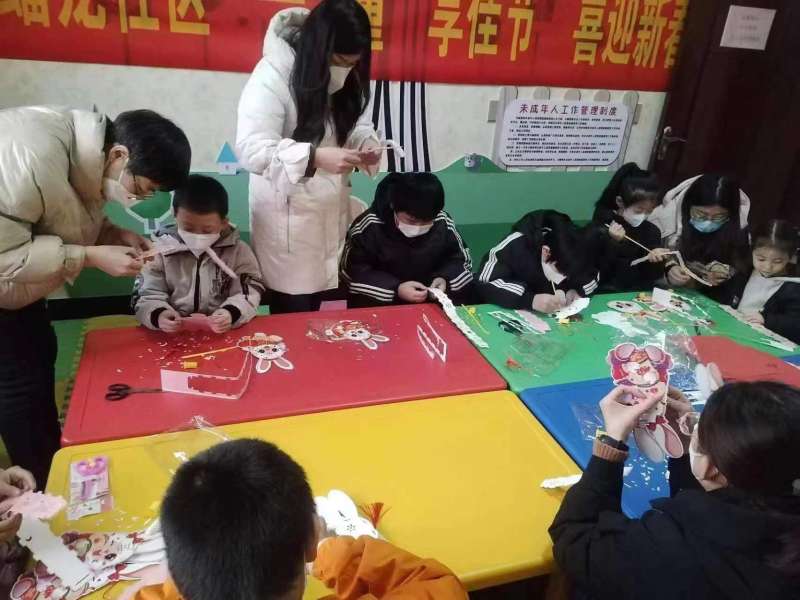 元氏县蟠龙社区开展“巧手做灯笼 喜庆迎新春”手工DIY活动