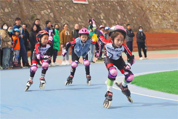 张家口市桥东区第五届冰雪运动会速度轮滑比赛落幕