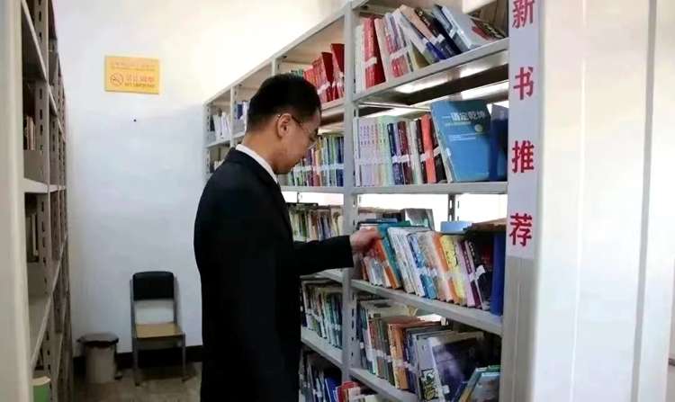 秦皇岛市抚宁区法院组织干警走进图书馆