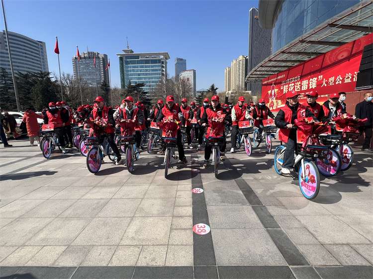 石家庄市举行“鲜花送雷锋”型公益活动送花出发仪式