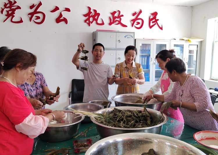 张家口怀安县驻村干与群众共度端午佳节