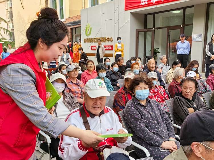 秦皇岛市北戴河区育花路社区“四季村晚”上演
