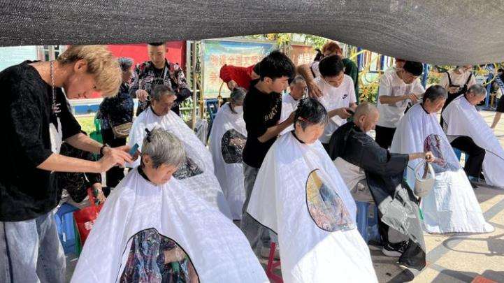 秦皇岛市区：爱心人士进社区 公益活动暖人心