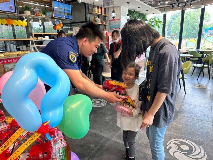 来秦皇岛区消防主题餐 学消防安全知识