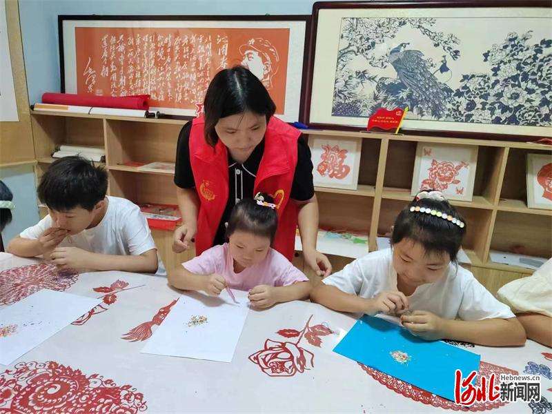 邯郸市临漳县玄武社区计生协开展巧手制作许愿瓶活动