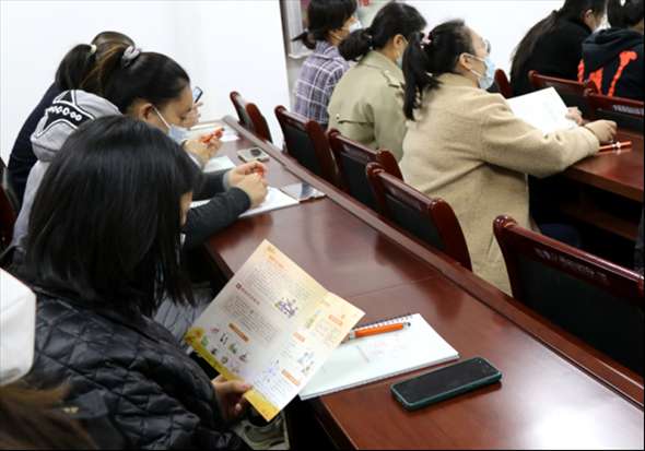 鹿泉区计生协开展“新市民家长课堂”进社区活动