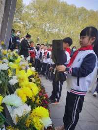 石家庄市维明路小学组织开展祭扫缅怀先烈活动
