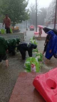 18个小时连续奋战 暴雨中保定市供水公司助小区排涝