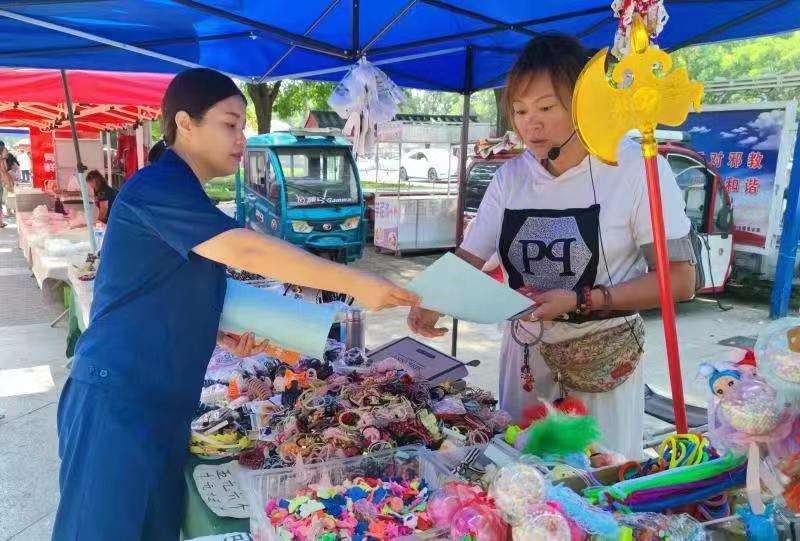 张家口怀来县消防救援队宣讲“赶早市”