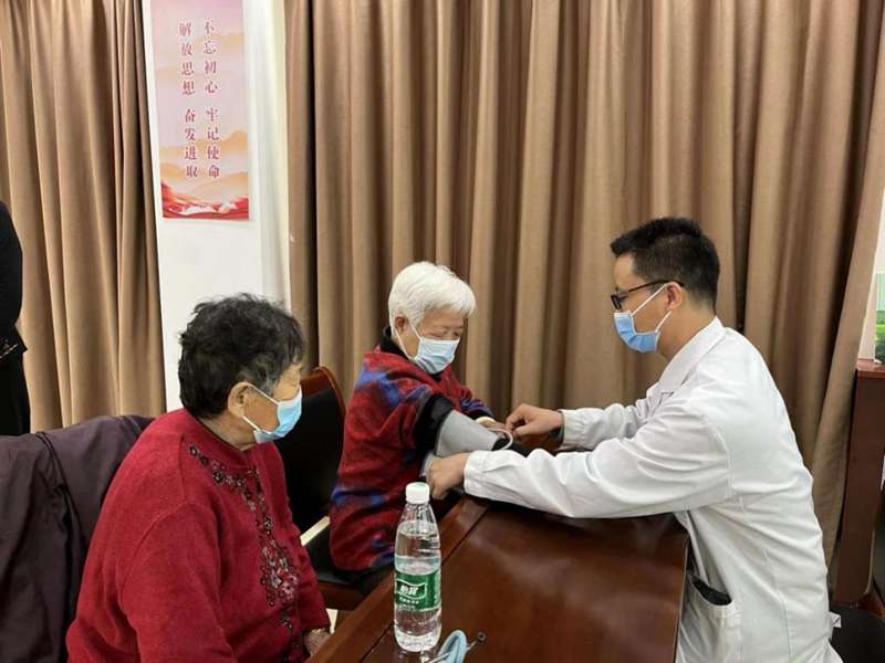 石家庄市高新区长江街道长九花园社区开展义诊活动