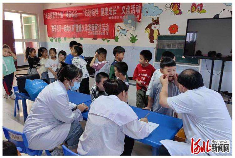 武安市计生协向日葵亲子小屋开展“妇幼相伴 健康成长”义诊活动