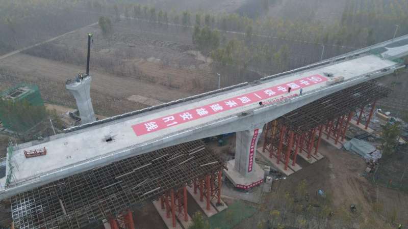 雄安新区至北京兴国际机场快线（R1线）首座跨铁路现浇梁成功转体合龙