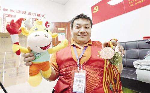 残疾人志愿者王亮：抗疫一线“跑”得最快的人