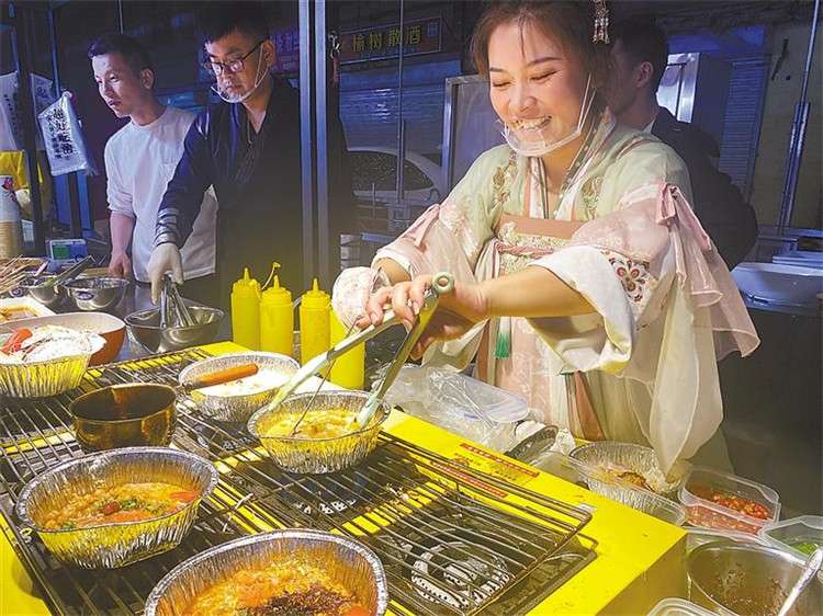 三河燕郊：品服饰文化 看古妆夜市